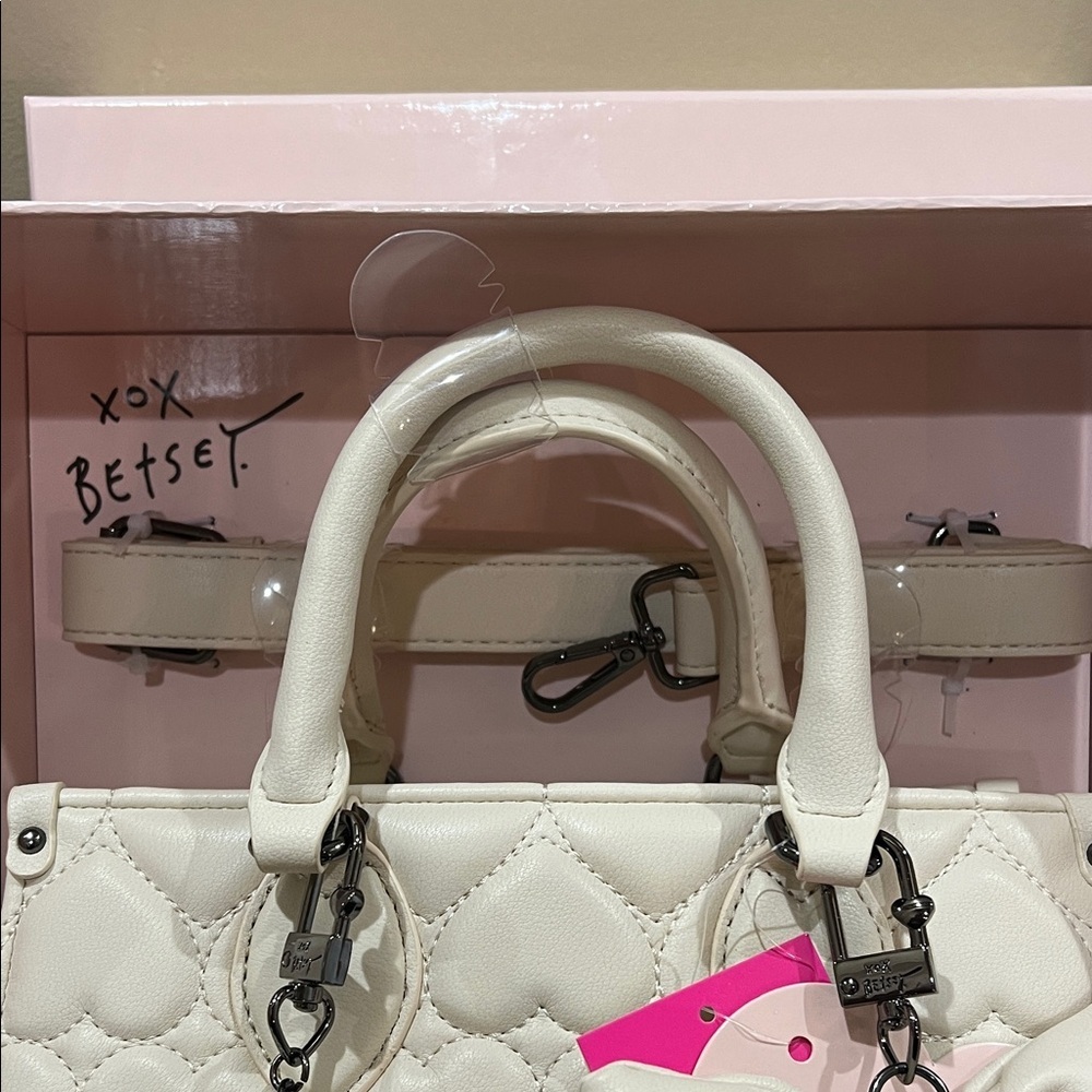 Betsey Johnson | “XO Roxie” w/ Crossbody & 2 Bag Charms (includes gift box) - Picture 7 of 12